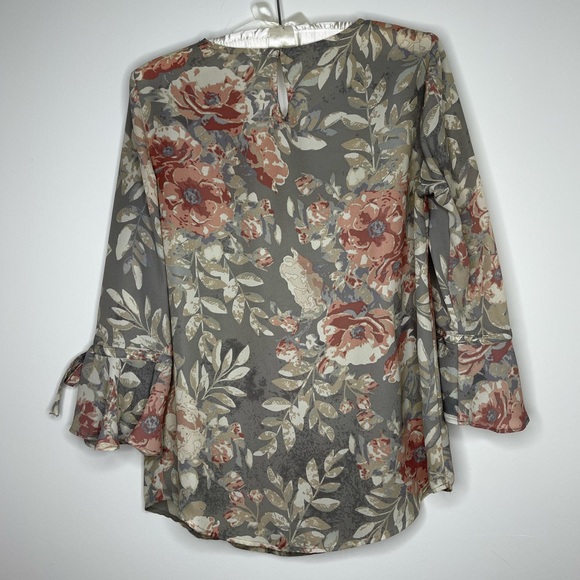Violet + Claire Gray Floral Flutter Sleeve Blouse S - Picture 3 of 4